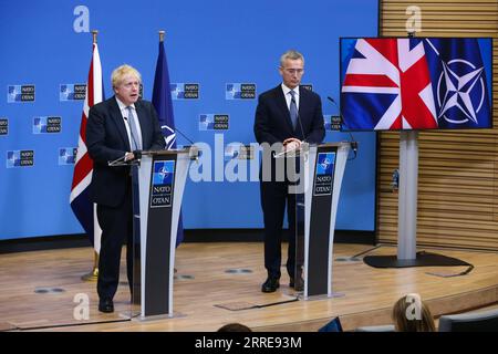 220210 -- BRUXELLES, le 10 février 2022 -- le Premier ministre britannique Boris Johnson L prend la parole lors d'une conférence de presse avec le secrétaire général de l'Organisation du Traité de l'Atlantique Nord OTAN, Jens Stoltenberg, au siège de l'OTAN à Bruxelles, Belgique, le 10 février 2022. BELGIQUE-BRUXELLES-OTAN-UK-CONFÉRENCE DE PRESSE ZHENGXHUANSONG PUBLICATIONXNOTXINXCHN Banque D'Images