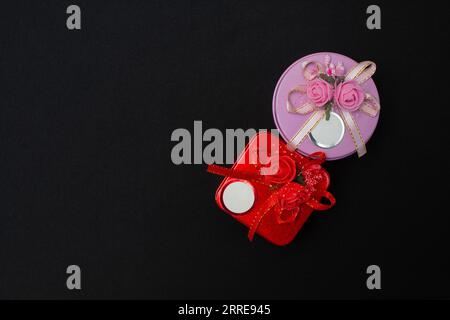 Boîtes cadeaux de Noël isolées sur fond noir, sauf espace de copie. Banque D'Images