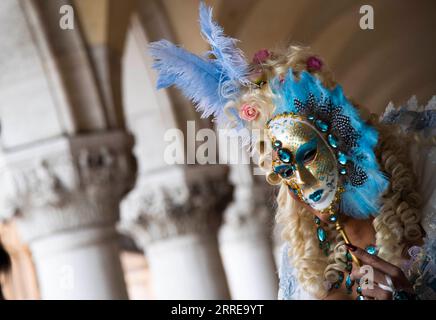 Italien, Karneval in Venedig 220213 -- VENISE, 13 février 2022 -- Un fêtard pose pendant le Carnaval de Venise à Venise, Italie, le 12 février 2022. Le Carnaval de Venise 2022 a débuté samedi dans la ville lagunaire italienne, sous des mesures anti-COVID limitées qui permettront au public de vivre un programme hybride d’événements virtuels et physiques. Cette année, le festival s’inscrit sous le thème Remember the future. C'est la première fois que la ville peut à nouveau tenir son carnaval historique en présence - bien que partiellement - après que la pandémie a éclaté en Italie en 2020. Pour les autorités locales, il a été considéré comme Banque D'Images