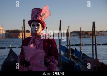 Italien, Karneval in Venedig 220213 -- VENISE, 13 février 2022 -- Un fêtard pose pendant le Carnaval de Venise à Venise, Italie, le 12 février 2022. Le Carnaval de Venise 2022 a débuté samedi dans la ville lagunaire italienne, sous des mesures anti-COVID limitées qui permettront au public de vivre un programme hybride d’événements virtuels et physiques. Cette année, le festival s’inscrit sous le thème Remember the future. C'est la première fois que la ville peut à nouveau tenir son carnaval historique en présence - bien que partiellement - après que la pandémie a éclaté en Italie en 2020. Pour les autorités locales, il a été considéré comme Banque D'Images