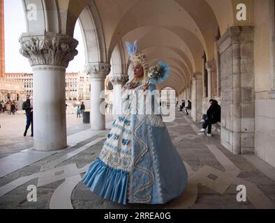 Italien, Karneval in Venedig 220213 -- VENISE, 13 février 2022 -- Un fêtard pose pendant le Carnaval de Venise à Venise, Italie, le 12 février 2022. Le Carnaval de Venise 2022 a débuté samedi dans la ville lagunaire italienne, sous des mesures anti-COVID limitées qui permettront au public de vivre un programme hybride d’événements virtuels et physiques. Cette année, le festival s’inscrit sous le thème Remember the future. C'est la première fois que la ville peut à nouveau tenir son carnaval historique en présence - bien que partiellement - après que la pandémie a éclaté en Italie en 2020. Pour les autorités locales, il a été considéré comme Banque D'Images