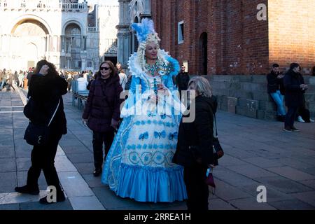 Italien, Karneval in Venedig 220213 -- VENISE, 13 février 2022 -- Un fêtard pose pendant le Carnaval de Venise à Venise, Italie, le 12 février 2022. Le Carnaval de Venise 2022 a débuté samedi dans la ville lagunaire italienne, sous des mesures anti-COVID limitées qui permettront au public de vivre un programme hybride d’événements virtuels et physiques. Cette année, le festival s’inscrit sous le thème Remember the future. C'est la première fois que la ville peut à nouveau tenir son carnaval historique en présence - bien que partiellement - après que la pandémie a éclaté en Italie en 2020. Pour les autorités locales, il a été considéré comme Banque D'Images