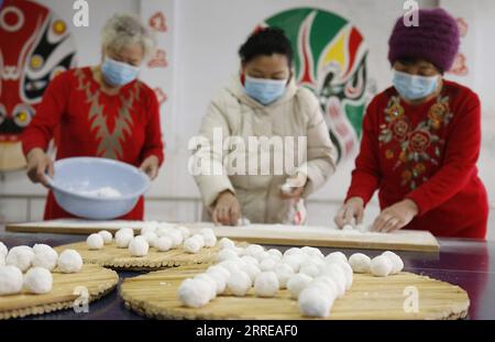 220214 -- XINGTAI, 14 février 2022 -- les résidents fabriquent Yuanxiao, boulettes de farine de riz gluant bouillie généralement consommées pendant la fête des lanternes, à Xingtai, dans la province du Hebei du nord de la Chine, le 14 février 2022. La fête des lanternes, le 15e jour du premier mois du calendrier lunaire chinois, tombe le 15 février de cette année. Photo de /Xinhua CHINA-LANTERN FESTIVAL-CELEBRATION CN ZhangxChi PUBLICATIONxNOTxINxCHN Banque D'Images