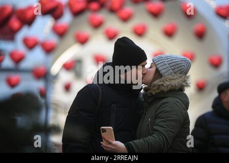 220214 -- MOSCOU, le 14 février 2022 -- Un couple baiser le jour de la Saint-Valentin à Moscou, Russie, le 14 février 2022. RUSSIE-MOSCOU-SAINT VALENTIN EvgenyxSinitsyn PUBLICATIONxNOTxINxCHN Banque D'Images