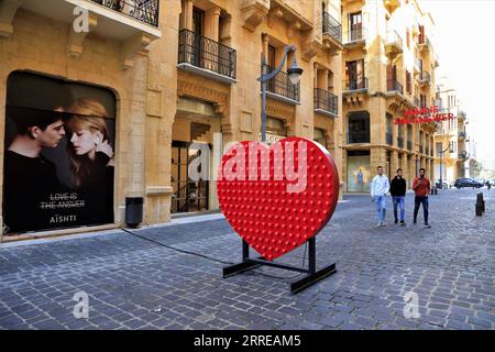 220214 -- BEYROUTH, 14 février 2022 -- des installations sur le thème de la Saint-Valentin sont vues dans le centre-ville de Beyrouth, Liban, le 14 février 2022. LIBAN-BEYROUTH-SAINT VALENTIN LiuxZongya PUBLICATIONxNOTxINxCHN Banque D'Images