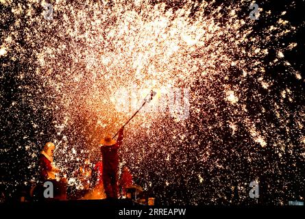 220215 -- BEIJING, 15 février 2022 -- des artistes lancent du fer fondu pour créer des feux d'artifice pour célébrer le Festival des lanternes, à Luoyang, dans la province du Henan, au centre de la Chine, le 14 février 2022. La fête des lanternes, le 15e jour du premier mois du calendrier lunaire chinois, tombe le 15 février de cette année. CHINE-LANTERNE FESTIVAL-CÉLÉBRATION CN HaoxYuan PUBLICATIONxNOTxINxCHN Banque D'Images