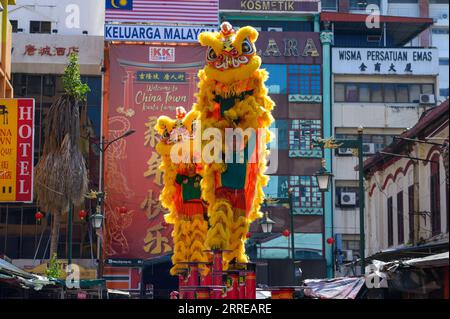 220215 -- KUALA LUMPUR, le 15 février 2022 -- des gens exécutent une danse du lion en piquet pour célébrer le Festival des lanternes à Petaling Street de Kuala Lumpur, Malaisie, le 15 février 2022. La fête des lanternes, le 15e jour du premier mois du calendrier lunaire chinois, tombe le 15 février de cette année. Photo de /Xinhua MALAYSIA-KUALA LUMPUR-LANTERN FESTIVAL ChongxVoonxChung PUBLICATIONxNOTxINxCHN Banque D'Images