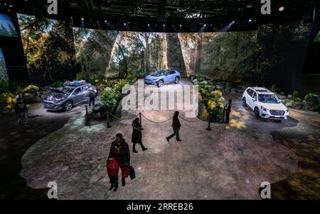 220216 -- CHICAGO, le 16 février 2022 -- les visiteurs découvrent des véhicules Subaru au salon de l'auto de Chicago au McCormick place à Chicago, aux États-Unis, le 15 février 2022. Le spectacle a lieu du 12 au 21 février. Photo de /Xinhua U.S.-CHICAGO-AUTO SHOW JoelxLerner PUBLICATIONxNOTxINxCHN Banque D'Images