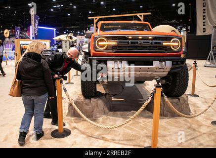 220216 -- CHICAGO, le 16 février 2022 -- deux visiteurs regardent la suspension d'une Ford Bronco 2022 au salon de l'auto de Chicago, au McCormick place à Chicago, aux États-Unis, le 15 février 2022. Le spectacle a lieu du 12 au 21 février. Photo de /Xinhua U.S.-CHICAGO-AUTO SHOW JoelxLerner PUBLICATIONxNOTxINxCHN Banque D'Images