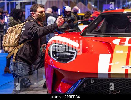 220216 -- CHICAGO, le 16 février 2022 -- Un visiteur s'approche d'une Ford GT 2022 lors du salon de l'auto de Chicago au McCormick place à Chicago, aux États-Unis, le 15 février 2022. Le spectacle a lieu du 12 au 21 février. Photo de /Xinhua U.S.-CHICAGO-AUTO SHOW JoelxLerner PUBLICATIONxNOTxINxCHN Banque D'Images