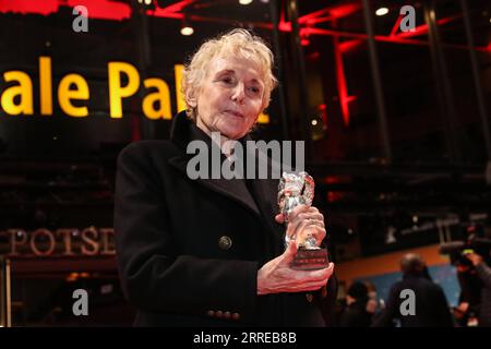 220217 -- BERLIN, le 17 février 2022 -- Claire Denis, réalisatrice du film les deux côtés de la lame , pose pour des photos après avoir reçu l'Ours d'argent du meilleur réalisateur lors du 72e Festival international du film de Berlin à Berlin, capitale de l'Allemagne, le 16 février 2022. ALLEMAGNE-BERLIN-BERLINALE 2022-AWARDS ShanxYuqi PUBLICATIONxNOTxINxCHN Banque D'Images