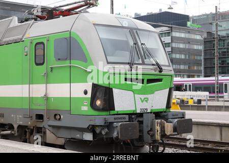 Helsinki, Finlande - 5 septembre 2023 : vue rapprochée d'une locomotive VR SR3 Siemens Vectron à la gare d'Helsinki. Banque D'Images