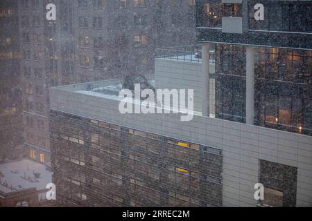 220218 -- CHICAGO, le 18 février 2022 -- un travailleur pelle une terrasse sur le toit d'un immeuble du centre-ville de Chicago, aux États-Unis, le 17 février 2022. Un système de tempêtes hivernales avec de forts vents a frappé le centre des États-Unis jeudi. Photo de /Xinhua U.S.-CHICAGO-TEMPÊTE HIVERNALE VincentxD.xJohnson PUBLICATIONxNOTxINxCHN Banque D'Images