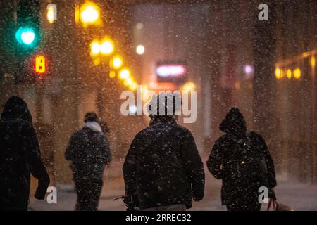 220218 -- CHICAGO, le 18 février 2022 -- des citoyens traversent la rue dans le centre-ville de Chicago, aux États-Unis, le 17 février 2022. Un système de tempêtes hivernales avec de forts vents a frappé le centre des États-Unis jeudi. Photo de /Xinhua U.S.-CHICAGO-TEMPÊTE HIVERNALE VincentxD.xJohnson PUBLICATIONxNOTxINxCHN Banque D'Images