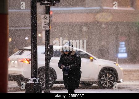 220218 -- CHICAGO, le 18 février 2022 -- Un citoyen marche dans le centre-ville de Chicago, aux États-Unis, le 17 février 2022. Un système de tempêtes hivernales avec de forts vents a frappé le centre des États-Unis jeudi. Photo de /Xinhua U.S.-CHICAGO-TEMPÊTE HIVERNALE VincentxD.xJohnson PUBLICATIONxNOTxINxCHN Banque D'Images