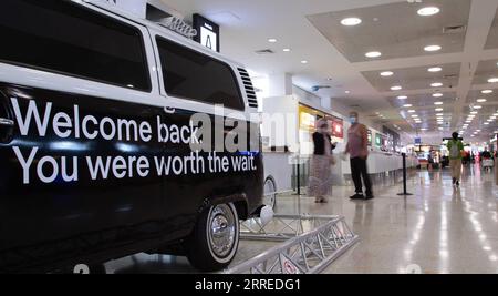 220221 -- SYDNEY, le 21 février 2022 -- des passagers étrangers arrivent à l'aéroport de Sydney, à Sydney, en Australie, le 21 février 2022. La frontière internationale de l Australie a été rouverte lundi aux voyageurs entièrement vaccinés contre le COVID-19, marquant la fin des restrictions introduites pour empêcher la propagation du virus en mars 2020. Photo de /Xinhua AUSTRALIA-SYDNEY-COVID-19-VOYAGEURS ÉTRANGERS HuxJingchen PUBLICATIONxNOTxINxCHN Banque D'Images