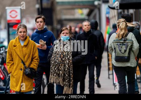 220222 -- LONDRES, 22 février 2022 -- des gens marchent dans une rue de Londres, Grande-Bretagne, 21 février 2022. Le Premier ministre britannique Boris Johnson a annoncé lundi la fin de toutes les restrictions nationales liées à la COVID-19 en Angleterre dans un processus commençant plus tard cette semaine. L’obligation légale pour les personnes testées positives au coronavirus de s’isoler sera supprimée à partir de jeudi de cette semaine, a annoncé Johnson. Photo de /Xinhua BRITAIN-LONDON-COVID-19 RESTRICTIONS-END StephenxChung PUBLICATIONxNOTxINxCHN Banque D'Images