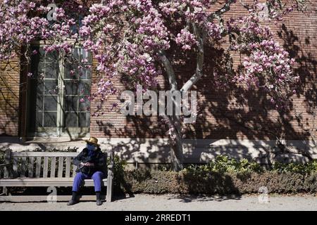 220222 -- WOODSIDE, le 22 février 2022 -- Un visiteur prend un repos lors d'une visite de la Filoli Historic House & Garden à Woodside, Californie, États-Unis, le 21 février 2022. ÉTATS-UNIS-CALIFORNIE-WOODSIDE-FILOLI ESTATE-TOURISM WUXXIAOLING PUBLICATIONXNOTXINXCHN Banque D'Images