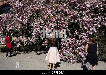 220222 -- WOODSIDE, le 22 février 2022 -- les visiteurs visitent la Filoli Historic House & Garden à Woodside, Californie, États-Unis, le 21 février 2022. ÉTATS-UNIS-CALIFORNIE-WOODSIDE-FILOLI ESTATE-TOURISM WUXXIAOLING PUBLICATIONXNOTXINXCHN Banque D'Images