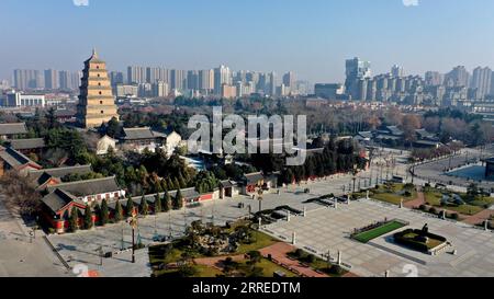 220222 -- PÉKIN, le 22 février 2022 -- une photo aérienne prise le 1 janvier 2022 montre une vue de Xi an, capitale de la province du Shaanxi du nord-ouest de la Chine. Xi an a imposé un confinement à l’échelle de la ville le 23 décembre 2021, dans un effort pour freiner la résurgence du COVID-19. Xinhua Headlines : Pourquoi la Chine met l’accent sur l’adhésion à l’approche dynamique zéro COVID TaoxMing PUBLICATIONxNOTxINxCHN Banque D'Images