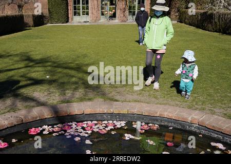 220222 -- WOODSIDE, le 22 février 2022 -- les visiteurs visitent la Filoli Historic House & Garden à Woodside, Californie, États-Unis, le 21 février 2022. ÉTATS-UNIS-CALIFORNIE-WOODSIDE-FILOLI ESTATE-TOURISM WUXXIAOLING PUBLICATIONXNOTXINXCHN Banque D'Images