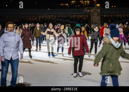 220223 -- BUDAPEST, le 23 février 2022 -- la journée hongroise du patinage est célébrée à Budapest, en Hongrie, le 22 février 2022. Photo de /Xinhua SPHUNGARY-BUDAPEST-JOURNÉE DE PATINAGE MartonxCsanadi PUBLICATIONxNOTxINxCHN Banque D'Images