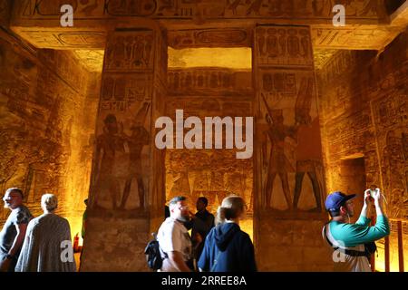 220223 -- LE CAIRE, le 23 février 2022 -- des touristes visitent le Grand Temple d'Abou Simbel à Assouan, Égypte, le 22 février 2022. Le complexe de temples d'Abu Simbel se compose de deux temples massifs taillés dans la roche dans le sud égyptien d'Assouan. Les 22 février et 22 octobre, les rayons du soleil atteindraient et illumineraient les sculptures sur le mur du fond. ÉGYPTE-ASSOUAN-ABU SIMBEL TEMPLES SuixXiankai PUBLICATIONxNOTxINxCHN Banque D'Images