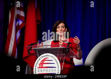 220223 -- NEW YORK, le 23 février 2022 -- Kathy Hochul, gouverneure de New York, prend la parole lors du gala annuel du nouvel an de la Chambre de Commerce générale de Chine-USA CGCC-USA à New York, aux États-Unis, le 22 février. 2022. POUR ALLER AVEC : World Insights : États-Unis, économies chinoises très interdépendantes, coopération gagnant-gagnant seulement bon choix U.S.-NEW YORK-CGCC-GALA WangxYing PUBLICATIONxNOTxINxCHN Banque D'Images