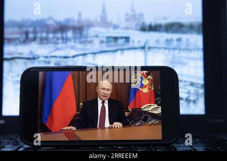 220224 -- MOSCOU, le 24 février 2022 -- une photo prise le 24 février 2022 montre un écran montrant le président russe Vladimir Poutine s'exprimant lors d'un discours télévisé, à Moscou, en Russie. POUR ALLER AVEC Poutine autorise une opération militaire spéciale dans la région du Donbass RUSSIE-MOSCOU-POUTINE-ADRESSE TÉLÉVISÉE BaixXueqi PUBLICATIONxNOTxINxCHN Banque D'Images