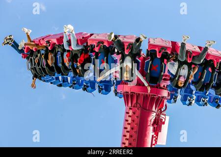 220224 -- PASAY CITY, 24 février 2022 -- des gens jouent dans un parc d'attractions rouvert à Pasay City, Philippines, le 24 février 2022. Les maires de Metro Manila ont convenu à l’unanimité d’abaisser encore le niveau d’alerte pandémique dans la région de la capitale à 1 sur une échelle de 5 à compter du 1 mars, alors que les cas de COVID-19 diminuent, a déclaré le conseil municipal de Metro Manila. PHILIPPINES-PASAY CITY-COVID-19-PARC D'ATTRACTIONS ROUELLEXUMALI PUBLICATIONXNOTXINXCHN Banque D'Images
