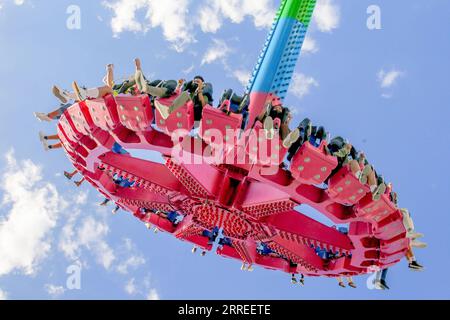 220224 -- PASAY CITY, 24 février 2022 -- des gens jouent dans un parc d'attractions rouvert à Pasay City, Philippines, le 24 février 2022. Les maires de Metro Manila ont convenu à l’unanimité d’abaisser encore le niveau d’alerte pandémique dans la région de la capitale à 1 sur une échelle de 5 à compter du 1 mars, alors que les cas de COVID-19 diminuent, a déclaré le conseil municipal de Metro Manila. PHILIPPINES-PASAY CITY-COVID-19-PARC D'ATTRACTIONS ROUELLEXUMALI PUBLICATIONXNOTXINXCHN Banque D'Images