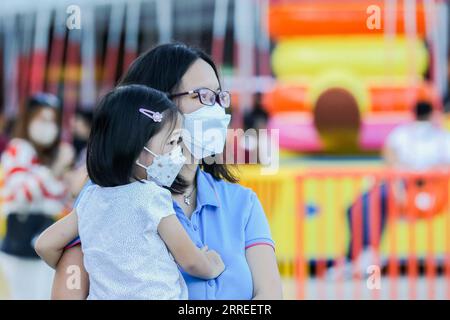 220224 -- PASAY CITY, le 24 février 2022 -- Une mère et sa fille portant des masques sont vues dans un parc d'attractions rouvert à Pasay City, aux Philippines, le 24 février 2022. Les maires de Metro Manila ont convenu à l’unanimité d’abaisser encore le niveau d’alerte pandémique dans la région de la capitale à 1 sur une échelle de 5 à compter du 1 mars, alors que les cas de COVID-19 diminuent, a déclaré le conseil municipal de Metro Manila. PHILIPPINES-PASAY CITY-COVID-19-PARC D'ATTRACTIONS ROUELLEXUMALI PUBLICATIONXNOTXINXCHN Banque D'Images