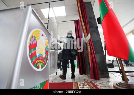 220227 -- MINSK, le 27 février 2022 -- Un citoyen vote dans un bureau de vote à Minsk, Biélorussie, le 27 février 2022. Le vote principal pour un référendum national sur la modification de la constitution du pays a commencé dimanche matin en Biélorussie. Le vote a commencé à 8:00 heures, heure locale 0500 h GMT, et se poursuivra jusqu'à 8:00 h 1700 GMT. Photo de /Xinhua BELARUS-REFERENDUM-AMENDMENT-CONSTITUTION HenadzxZhinkov PUBLICATIONxNOTxINxCHN Banque D'Images