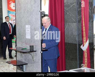 220227 -- MINSK, le 27 février 2022 -- le président biélorusse Alexander Loukachenko vote dans un bureau de vote à Minsk, Biélorussie, le 27 février 2022. Le vote principal pour un référendum national sur la modification de la constitution du pays a commencé dimanche matin en Biélorussie. Le vote a commencé à 8:00 heures, heure locale 0500 h GMT, et se poursuivra jusqu'à 8:00 h 1700 GMT. Photo de /Xinhua BELARUS-REFERENDUM-AMENDMENT-CONSTITUTION HenadzxZhinkov PUBLICATIONxNOTxINxCHN Banque D'Images