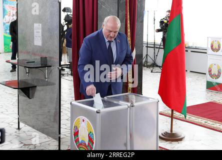 220227 -- MINSK, le 27 février 2022 -- le président biélorusse Alexander Loukachenko vote dans un bureau de vote à Minsk, Biélorussie, le 27 février 2022. Le vote principal pour un référendum national sur la modification de la constitution du pays a commencé dimanche matin en Biélorussie. Le vote a commencé à 8:00 heures, heure locale 0500 h GMT, et se poursuivra jusqu'à 8:00 h 1700 GMT. Photo de /Xinhua BELARUS-REFERENDUM-AMENDMENT-CONSTITUTION HenadzxZhinkov PUBLICATIONxNOTxINxCHN Banque D'Images