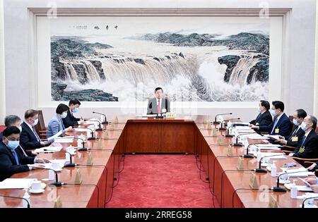 220227 -- BEIJING, le 27 février 2022 -- Li Zhanshu, président du Comité permanent de l Assemblée nationale populaire, préside la 110e réunion du Conseil des présidents du 13e Comité permanent de l Assemblée nationale populaire au Grand Hall du peuple à Beijing, capitale de la Chine, le 27 février 2022. CHINE-BEIJING-LI ZHANSHU-NPC-PRESIDENTS-REUNION CN ZHANGXLING PUBLICATIONXNOTXINXCHN Banque D'Images
