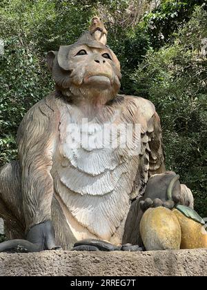 Amphoe Phanom, Thaïlande. 04 février 2023. Un macaque à longue queue se trouve sur une statue de singe dans le « Temple des singes » - Wat Sok Tham Phanthurat - dans la province de Surat Thani en Thaïlande. Toute personne voyageant à Singapour ou en Thaïlande les rencontre à chaque virage : des macaques à longue queue. Mais sont-ils un ravageur ou leur survie est-elle menacée? Parce que les singes sont très demandés comme animaux de laboratoire, un différend a maintenant éclaté sur la question. (À dpa 'différend sur les singes : craintes de recherche pour l'approvisionnement des animaux de laboratoire') crédit : Carola Frentzen/dpa/Alamy Live News Banque D'Images