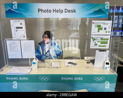 220228 -- ISTANBUL, le 28 février 2022 -- Yang Dijingwen, un étudiant chinois en turc, pose pour une photo au bureau d'assistance photo du Capital Indoor Stadium alors qu'il était bénévole aux Jeux olympiques d'hiver de Pékin, capitale de la Chine, le 29 janvier 2022. POUR ALLER AVEC Feature : les volontaires chinois avec le turc couramment cultivé des liens chaleureux avec les Turcs à Beijing TURQUIE-ISTANBUL-BEIJING 2022-LES VOLONTAIRES CHINOIS ShaxDati PUBLICATIONxNOTxINxCHN Banque D'Images