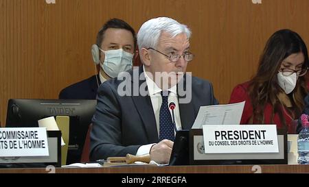 220228 -- GENÈVE, 28 février 2022 Xinhua -- cette image prise sur un écran montre Federico Villegas, président du Conseil des droits de l'homme de l'ONU, annonçant les résultats du vote sur un débat d'urgence à l'ouverture de la 49e session du Conseil des droits de l'homme de l'ONU, tenue à l'Office des Nations Unies à Genève, Suisse, le 28 février 2022. La 49e session en cours du CDH a décidé de tenir un débat d'urgence sur la situation en Ukraine plus tard cette semaine. Xinhua Genève *** 220228 GENÈVE, le 28 février 2022 Xinhua cette image prise sur un écran montre Federico Villegas, président de un H. Banque D'Images