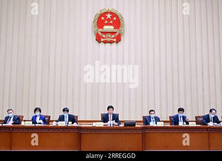 220228 -- BEIJING, le 28 février 2022 Xinhua -- Li Zhanshu, président du Comité permanent de l Assemblée populaire nationale, préside la réunion de clôture de la 33e session du 13e Comité permanent de l Assemblée nationale populaire, à Beijing, capitale de la Chine, le 28 février 2022. Xinhua/Zhang Ling Beijing CHINE *** 220228 BEIJING, le 28 13 février 2022 Xinhua Li Zhanshu, président du Comité permanent de l Assemblée nationale populaire, préside la réunion de clôture de la 33e session du Comité permanent de l Assemblée nationale populaire à Beijing, capitale de la Chine, le 28 février, 2022 Xinhua Zhang Ling Pékin CHINE Banque D'Images