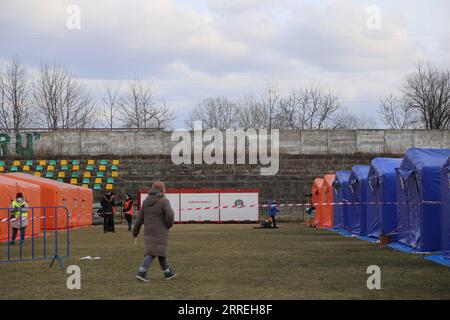 220301 -- SIRET, le 1 mars 2022 -- Une femme ukrainienne marche vers une tente au refuge temporaire de Siret, Roumanie, le 28 février 2022. La Roumanie a mis en place un abri temporaire pour accueillir des ressortissants ukrainiens dans un stade de football à Siret. ROUMANIE-SIRET-REFUGE TEMPORAIRE LinxHuifen PUBLICATIONxNOTxINxCHN Banque D'Images