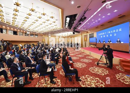 220303 -- BEIJING, le 3 mars 2022 -- des journalistes assistent à une conférence de presse de la cinquième session de la 13e Conférence consultative politique du peuple chinois (CCPPC) par liaison vidéo à Beijing, capitale de la Chine, le 3 mars 2022. Guo Weimin, porte-parole de la cinquième session du 13e Comité national de la CPPCC, a informé les médias de la session et a répondu aux questions par liaison vidéo en raison des exigences de prévention et de contrôle de la COVID-19. DEUX SESSIONSCHINA-BEIJING-CPPCC-CONFÉRENCE DE PRESSE CN CHENXZHONGHAO PUBLICATIONXNOTXINXCHN Banque D'Images