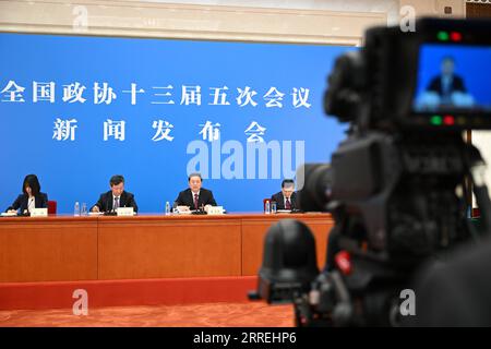 220303 -- BEIJING, le 3 mars 2022 -- Une conférence de presse de la cinquième session du 13e Comité national de la Conférence consultative politique du peuple chinois (CCPPC) a lieu à Beijing, capitale de la Chine, le 3 mars 2022. Guo Weimin 3rd L, porte-parole de la cinquième session du 13e Comité national de la CPPCC, a informé les médias de la session et a répondu aux questions par liaison vidéo en raison des exigences de prévention et de contrôle de la COVID-19. DEUX SESSIONS CHINE-BEIJING-CPPCC-CONFÉRENCE DE PRESSE CN JINXLIANGKUAI PUBLICATIONXNOTXINXCHN Banque D'Images