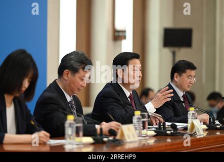 220303 -- BEIJING, 3 mars 2022 -- Guo Weimin 2nd R, porte-parole de la cinquième session du 13e Comité national de la Conférence consultative politique du peuple chinois CPPCC, répond aux questions par liaison vidéo liées aux exigences de prévention et de contrôle du COVID-19 lors d une conférence de presse à Beijing, capitale de la Chine, le 3 mars 2022. Guo a informé les médias sur la session et a répondu aux questions lors de la conférence de presse jeudi. DEUX SESSIONSCHINA-BEIJING-CPPCC-CONFÉRENCE DE PRESSE CN JINXLIANGKUAI PUBLICATIONXNOTXINXCHN Banque D'Images