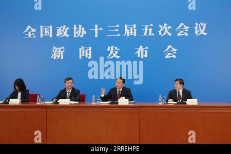 220303 -- BEIJING, 3 mars 2022 -- Guo Weimin 2nd R, porte-parole de la cinquième session du 13e Comité national de la Conférence consultative politique du peuple chinois CPPCC, répond aux questions par liaison vidéo liées aux exigences de prévention et de contrôle du COVID-19 lors d une conférence de presse à Beijing, capitale de la Chine, le 3 mars 2022. DEUX SESSIONSCHINA-BEIJING-CPPCC-CONFÉRENCE DE PRESSE CN YINXGANG PUBLICATIONXNOTXINXCHN Banque D'Images