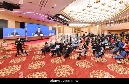 220303 -- BEIJING, le 3 mars 2022 -- des journalistes assistent à une conférence de presse de la cinquième session de la 13e Conférence consultative politique du peuple chinois (CCPPC) par liaison vidéo à Beijing, capitale de la Chine, le 3 mars 2022. Guo Weimin, porte-parole de la cinquième session du 13e Comité national de la CPPCC, a informé les médias de la session et a répondu aux questions par liaison vidéo en raison des exigences de prévention et de contrôle de la COVID-19. DEUX SESSIONS CHINE-BEIJING-CPPCC-CONFÉRENCE DE PRESSE CN LIXXIN PUBLICATIONXNOTXINXCHN Banque D'Images