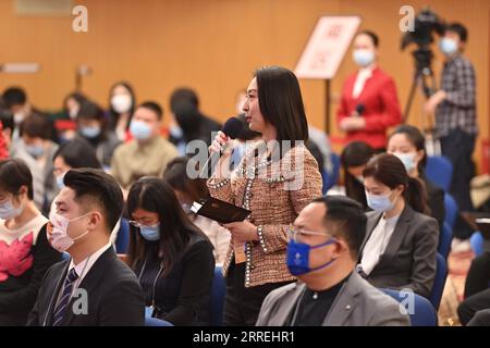 220303 -- BEIJING, le 3 mars 2022 -- Un journaliste pose des questions lors d'une conférence de presse de la cinquième session du 13e Comité national de la Conférence consultative politique du peuple chinois (CCPPC) par liaison vidéo à Beijing, capitale de la Chine, le 3 mars 2022. Guo Weimin, porte-parole de la cinquième session du 13e Comité national de la CPPCC, a informé les médias de la session et a répondu aux questions par liaison vidéo en raison des exigences de prévention et de contrôle de la COVID-19. DEUX SESSIONSCHINA-BEIJING-CPPCC-CONFÉRENCE DE PRESSE CN LIXXIN PUBLICATIONXNOTXINXCHN Banque D'Images