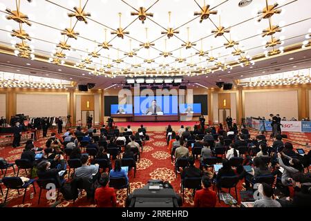 220303 -- BEIJING, le 3 mars 2022 -- des journalistes assistent à une conférence de presse de la cinquième session de la 13e Conférence consultative politique du peuple chinois (CCPPC) par liaison vidéo à Beijing, capitale de la Chine, le 3 mars 2022. Guo Weimin, porte-parole de la cinquième session du 13e Comité national de la CPPCC, a informé les médias de la session et a répondu aux questions par liaison vidéo en raison des exigences de prévention et de contrôle de la COVID-19. DEUX SESSIONSCHINA-BEIJING-CPPCC-CONFÉRENCE DE PRESSE CN CHENXYEHUA PUBLICATIONXNOTXINXCHN Banque D'Images