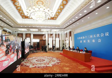 220303 -- BEIJING, le 3 mars 2022 -- Une conférence de presse de la cinquième session du 13e Comité national de la Conférence consultative politique du peuple chinois (CCPPC) a lieu à Beijing, capitale de la Chine, le 3 mars 2022. Guo Weimin 2nd R, porte-parole de la cinquième session du 13e Comité national de la CPPCC, a informé les médias de la session et a répondu aux questions par liaison vidéo en raison des exigences de prévention et de contrôle de la COVID-19. DEUX SESSIONS CHINE-BEIJING-CPPCC-CONFÉRENCE DE PRESSE CN YINXGANG PUBLICATIONXNOTXINXCHN Banque D'Images