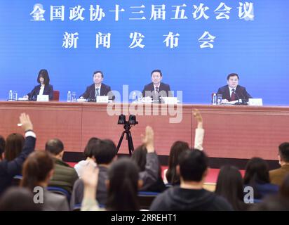 220303 -- BEIJING, le 3 mars 2022 -- des journalistes lèvent la main pour poser des questions lors d'une conférence de presse de la cinquième session du 13e Comité national de la Conférence consultative politique du peuple chinois (CCPPC) par liaison vidéo à Beijing, capitale de la Chine, le 3 mars 2022. Guo Weimin, porte-parole de la cinquième session du 13e Comité national de la CPPCC, a informé les médias de la session et a répondu aux questions par liaison vidéo en raison des exigences de prévention et de contrôle de la COVID-19. DEUX SESSIONS CHINE-BEIJING-CPPCC-CONFÉRENCE DE PRESSE CN CHENXZHONGHAO PUBLICATIONXNOTXINXCHN Banque D'Images